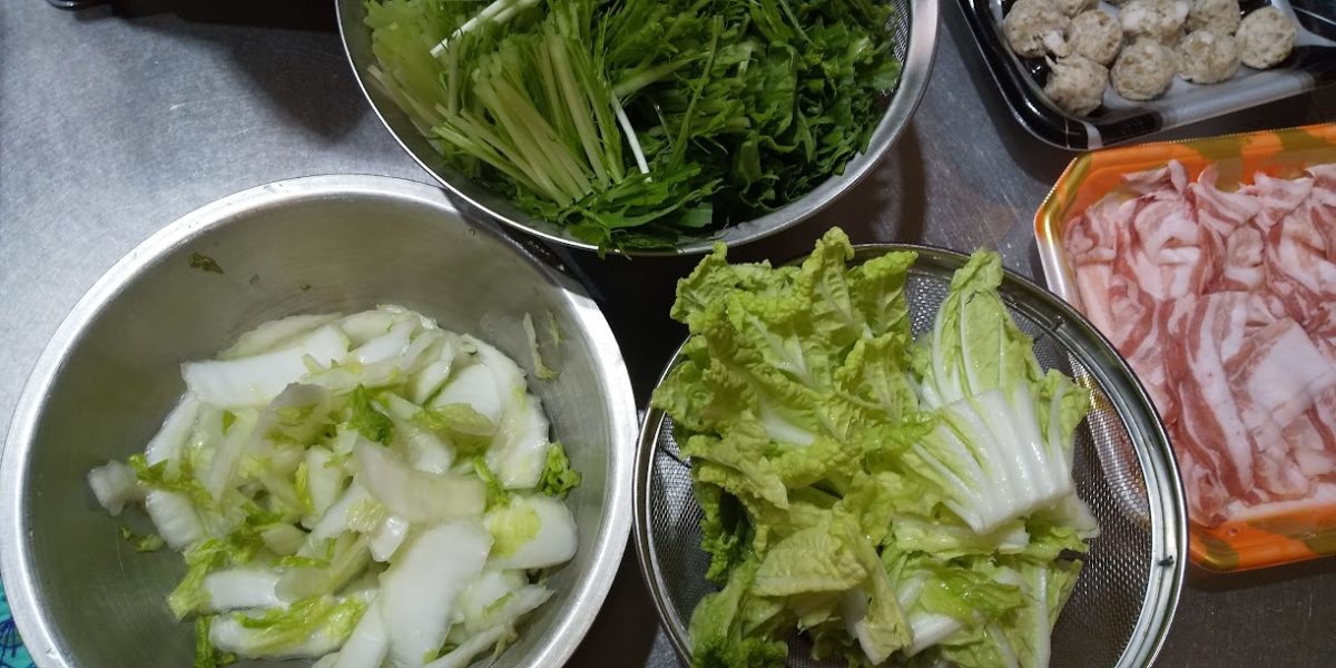 鍋にいれる具材の白菜の茎を塩もみ中